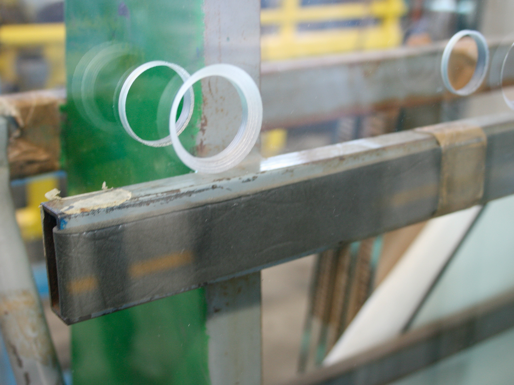 Foratura vetro con tecnologie CNC - Lavorazioni del vetro Union Glass