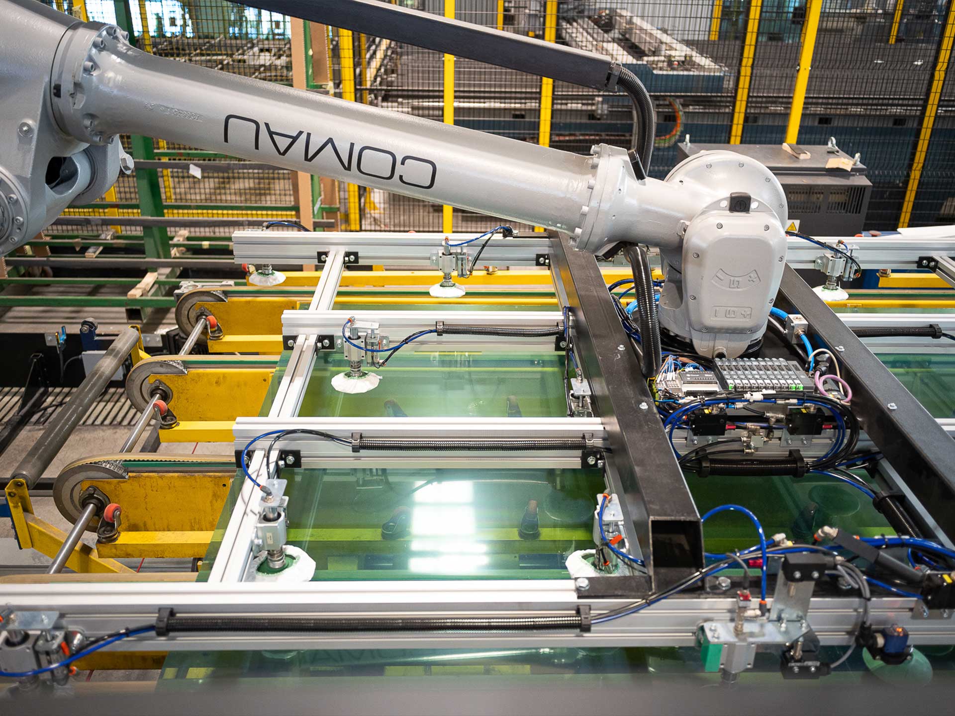 Impianto industriale automatizzato per la molatura del vetro