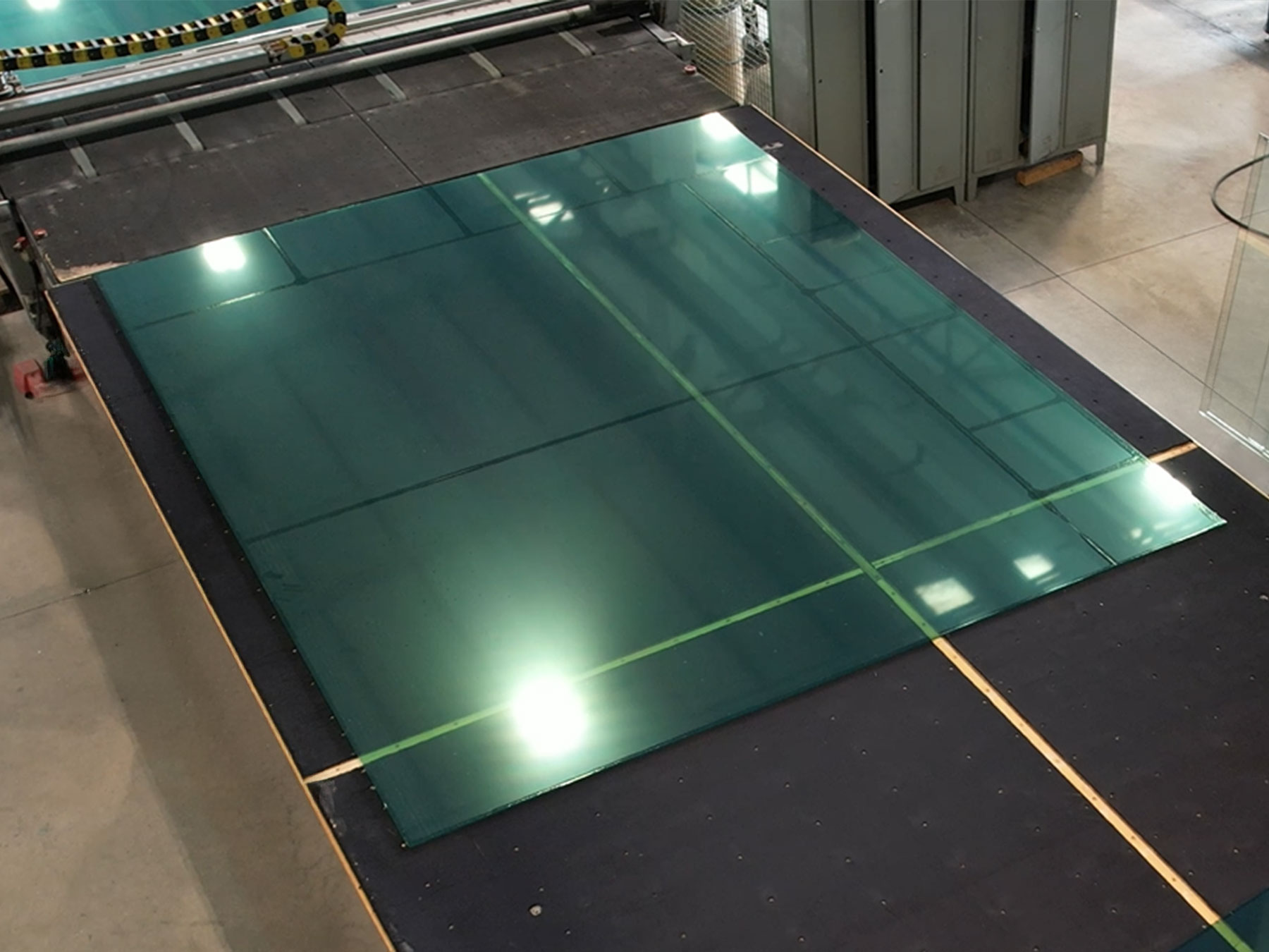 Taglio vetro su misura - Lavorazione del vetro stratificato e monolitico Union Glass