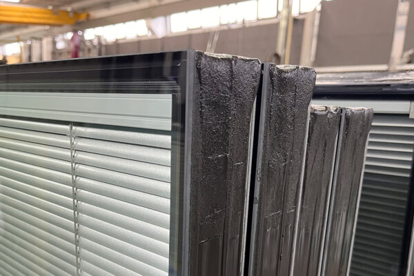 Sigillatura vetro ed incollaggio strutturale del vetro - Lavorazione del vetro Union Glass